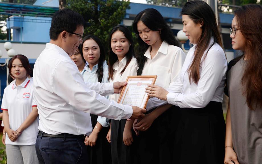 Lễ chào cờ tháng 5: Tuyên dương tập thể, cá nhân xuất sắc